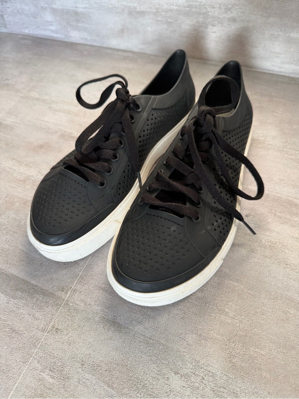 Crocs-Casual Lace-Up Boat shoe sneakers - women 10/men 8- unisex